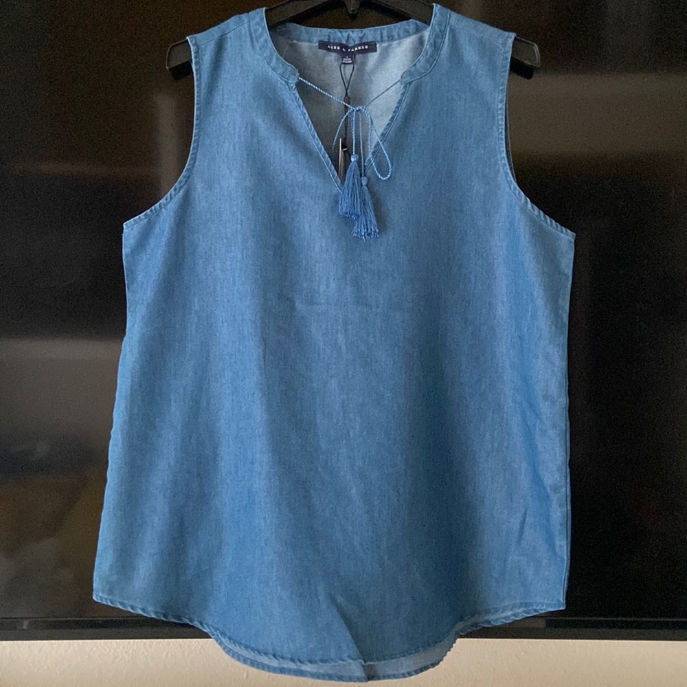 CHAMBRAY V-NECK SLEEVELESS TOP